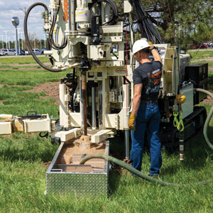 3126GT通过泥浆泵单独的液压回路来产生稳定的泥浆流量